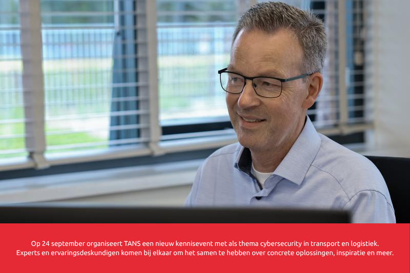 Man met bril achter een beeldscherm, met een rode banner over het TANS kennisevent over cybersecurity op 24 september