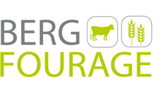 Logo van Berg Fourage, grijze en groene letters met iconen van een koe en graanhalmen