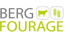 Logo van Berg Fourage, grijze en groene letters met iconen van een koe en graanhalmen