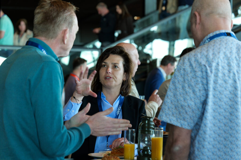 Bezoekers van het TANS Kennisevent van 7 april 2026 in gesprek aan een statafel met drankjes en hapjes
