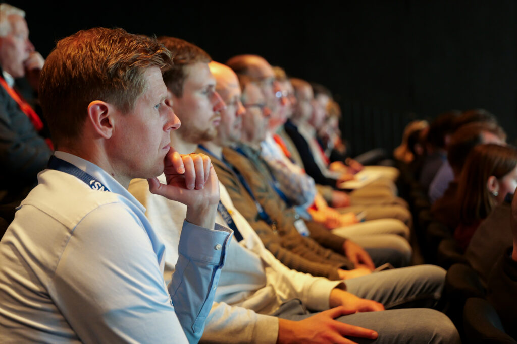 Bezoekers luisteren geconcentreerd naar een presentatie tijdens het TANS Kennisevent van 7 april 2026