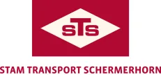 Logo van Stam Transport Schermerhorn, een rood vlak met witte ruit en de letters STS