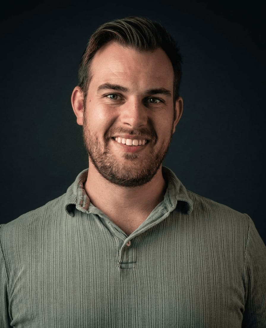 Portret van Jori in een groene polo tegen een donkere achtergrond